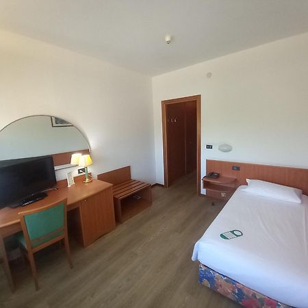 Hotel Cristallo Удине Екстериор снимка