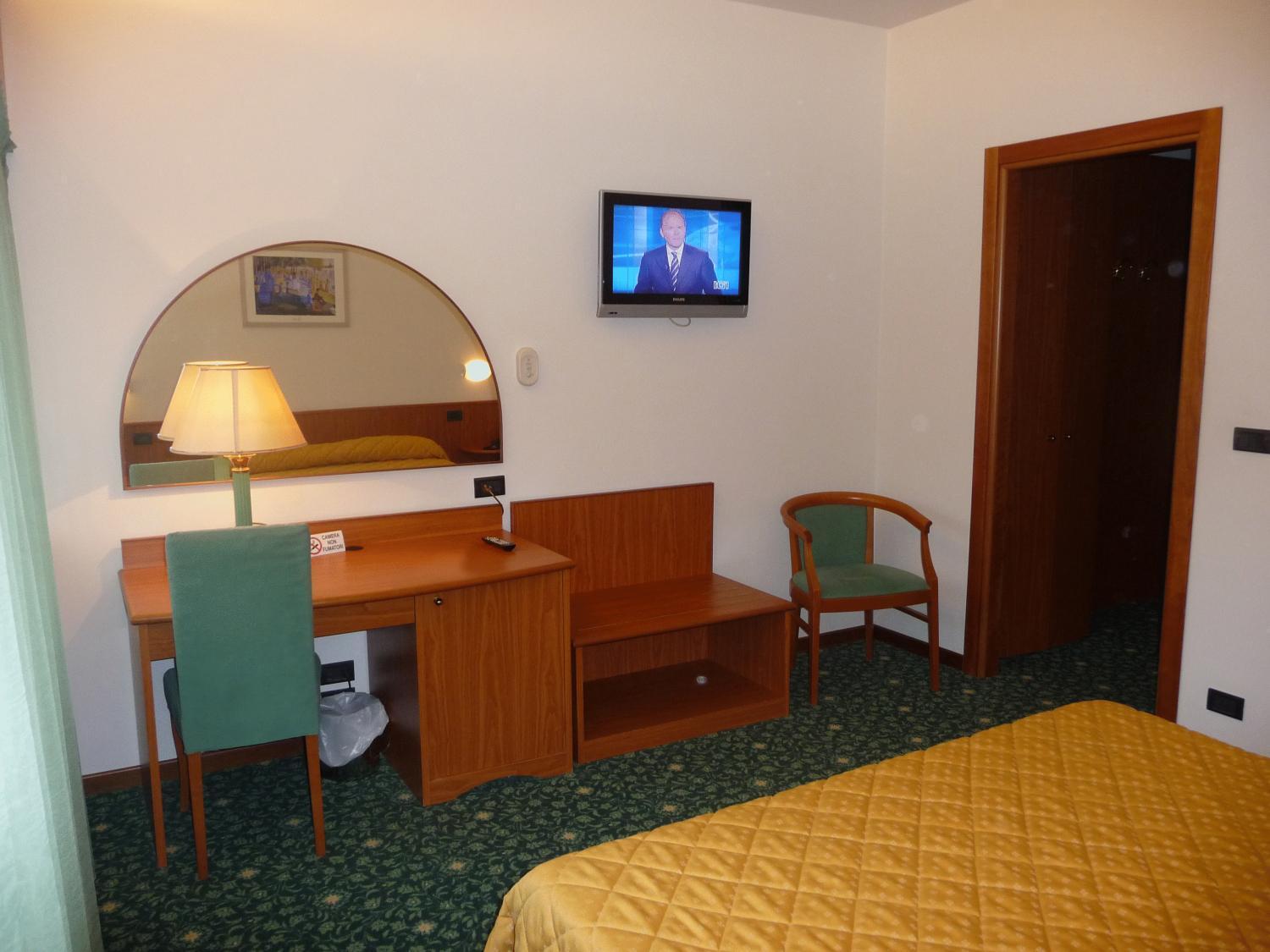 Hotel Cristallo Удине Екстериор снимка