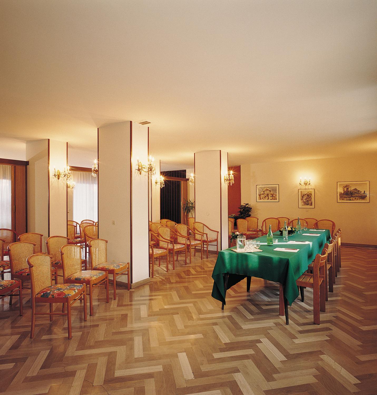 Hotel Cristallo Удине Екстериор снимка