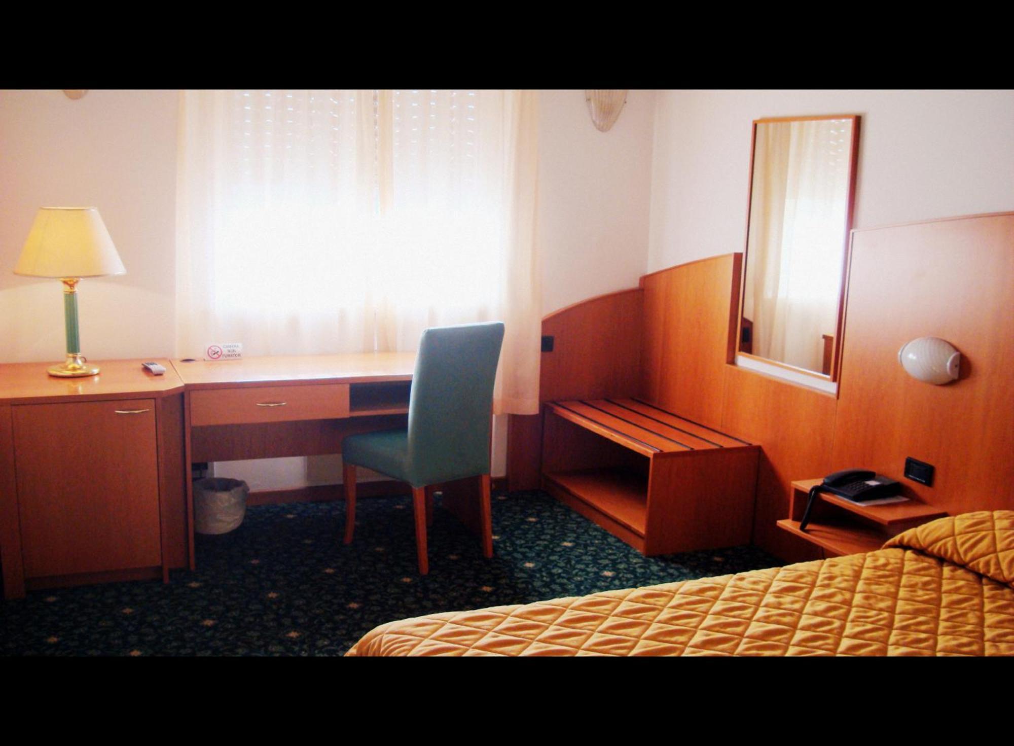 Hotel Cristallo Удине Екстериор снимка