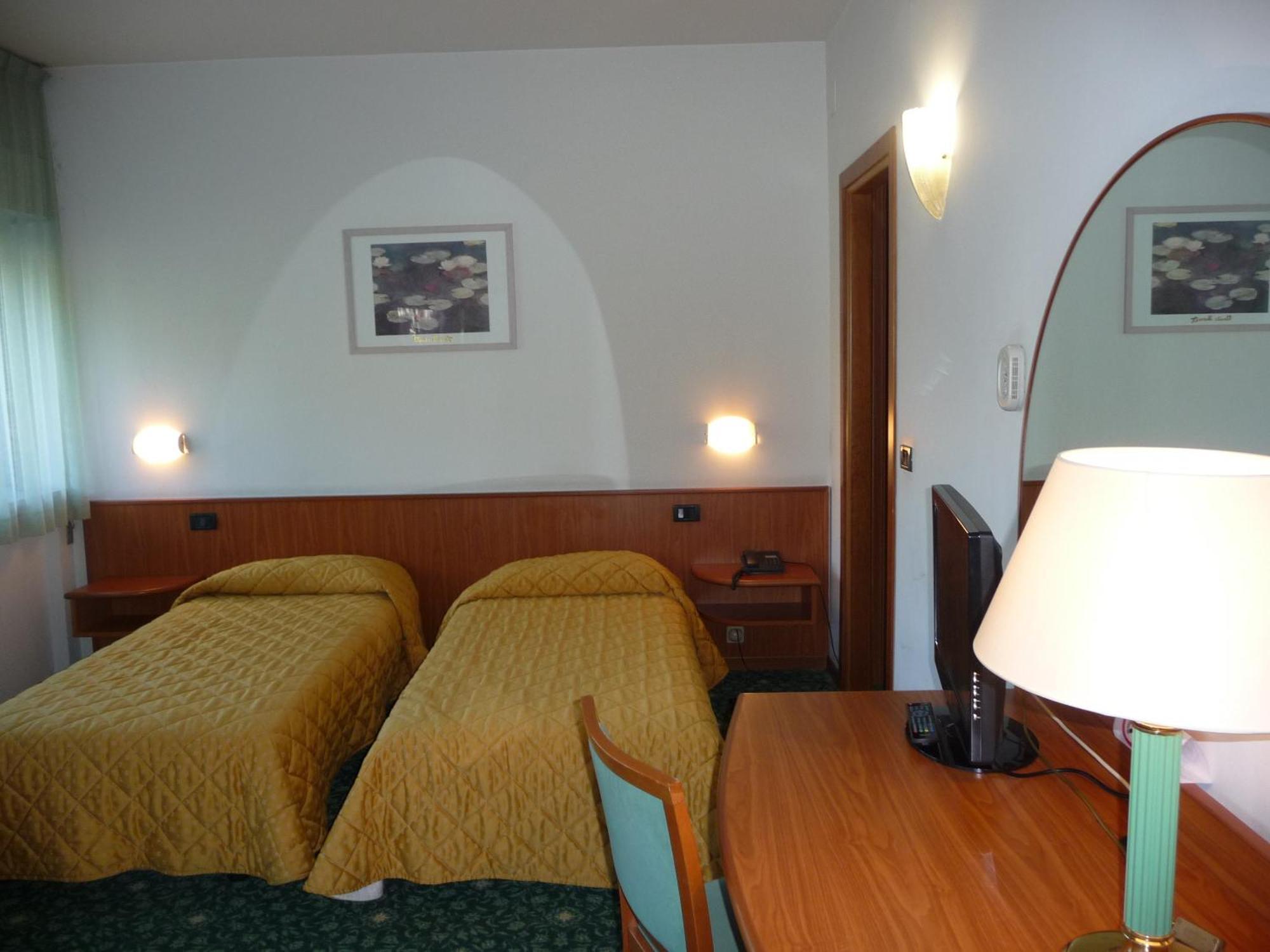 Hotel Cristallo Удине Екстериор снимка