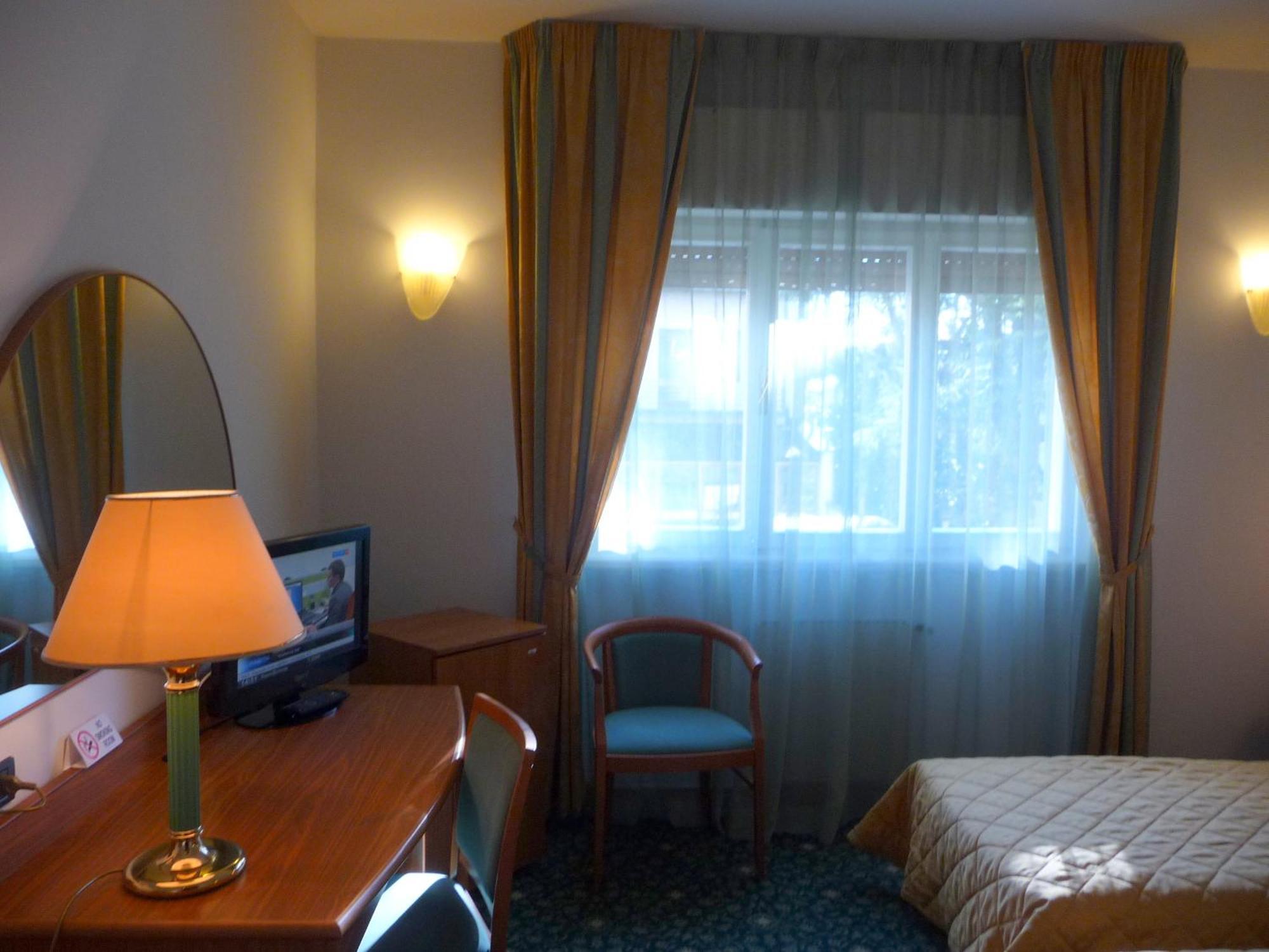 Hotel Cristallo Удине Екстериор снимка