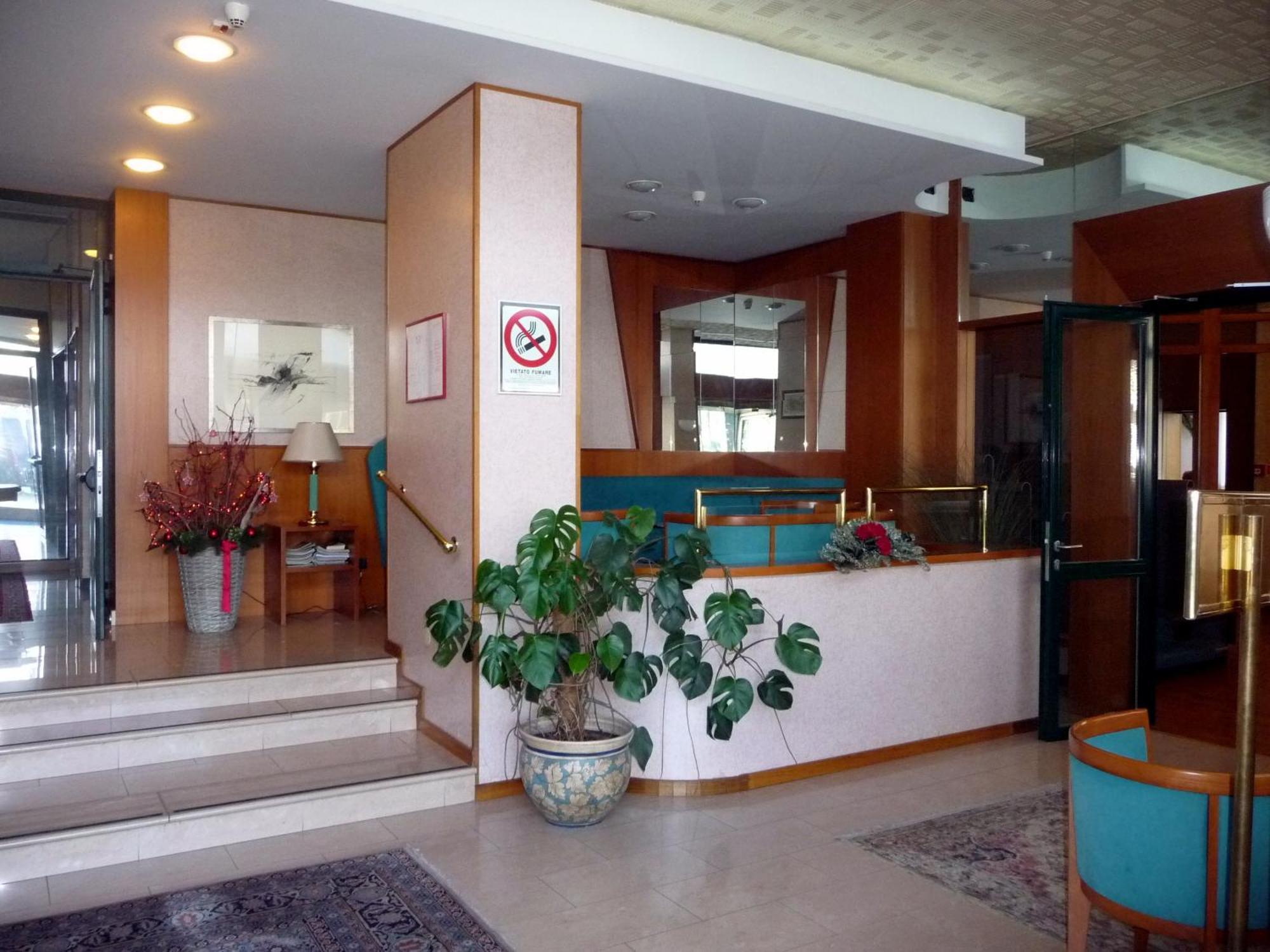 Hotel Cristallo Удине Екстериор снимка