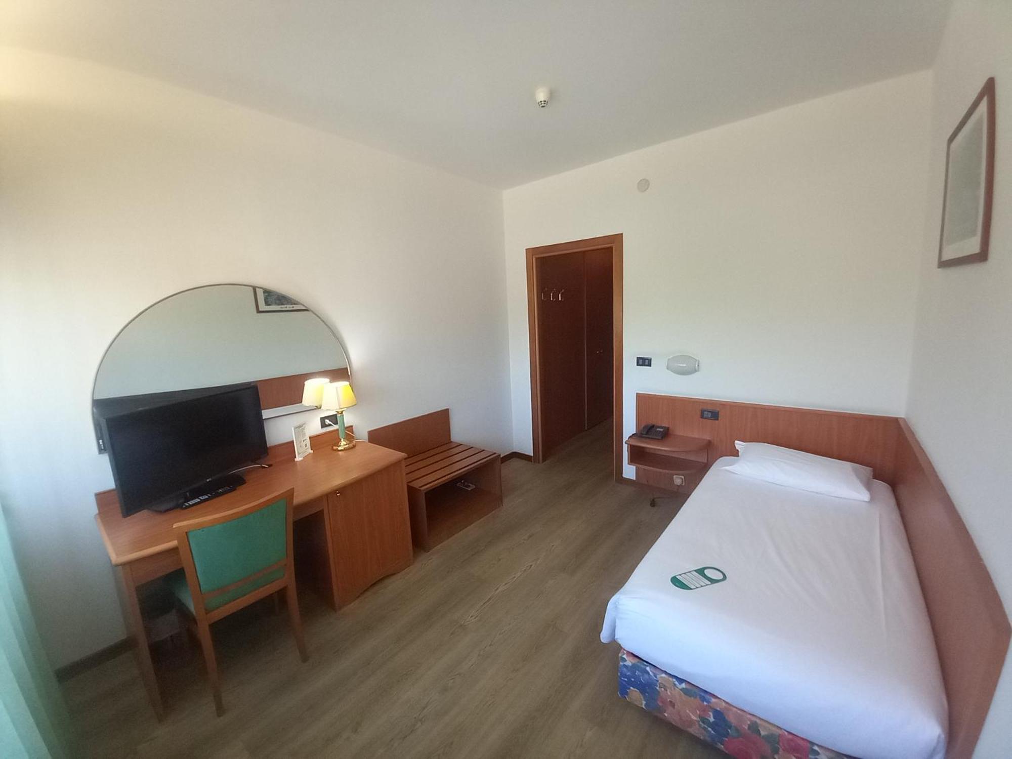Hotel Cristallo Удине Екстериор снимка