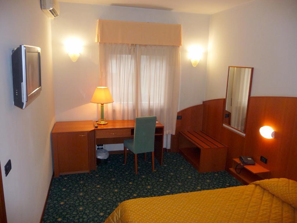 Hotel Cristallo Удине Екстериор снимка