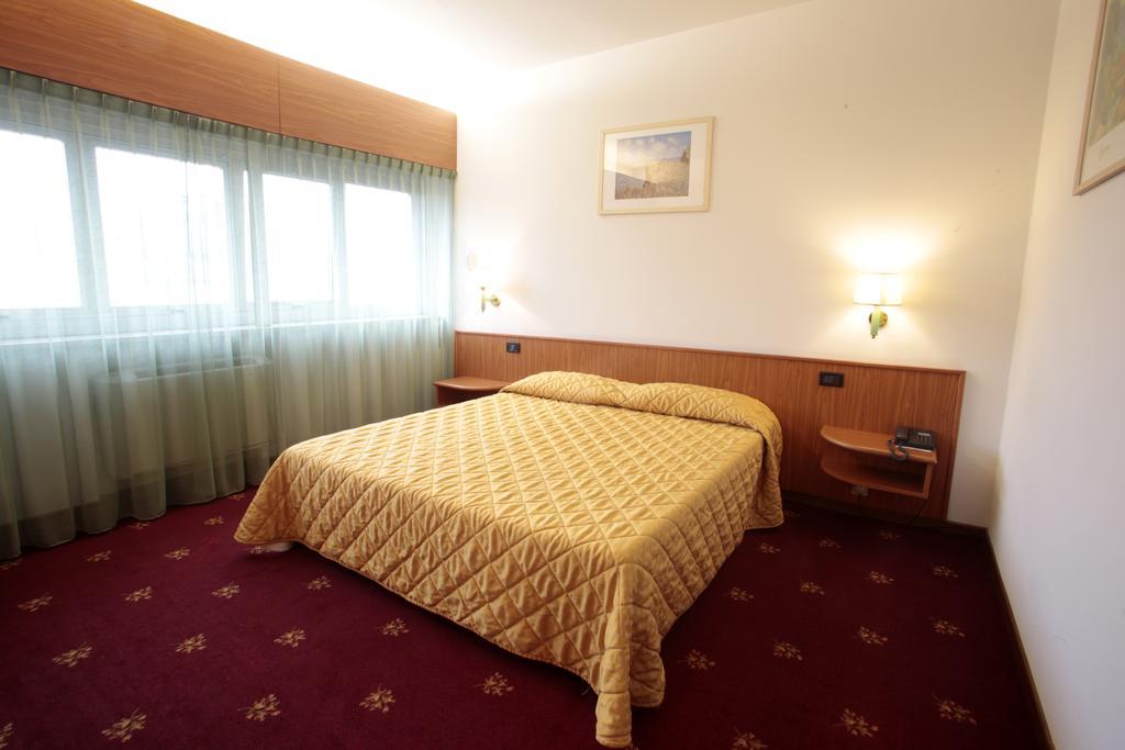 Hotel Cristallo Удине Екстериор снимка
