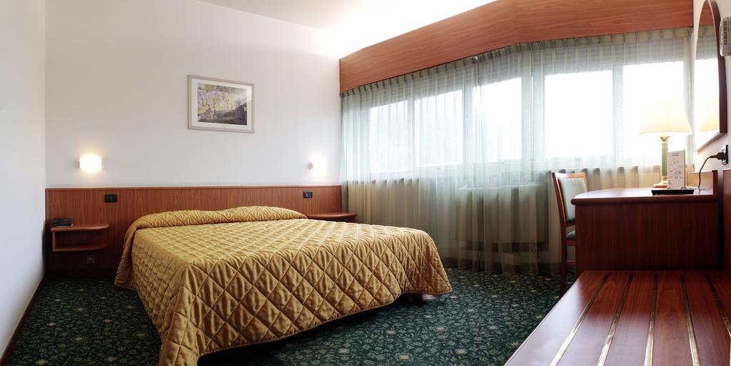 Hotel Cristallo Удине Екстериор снимка