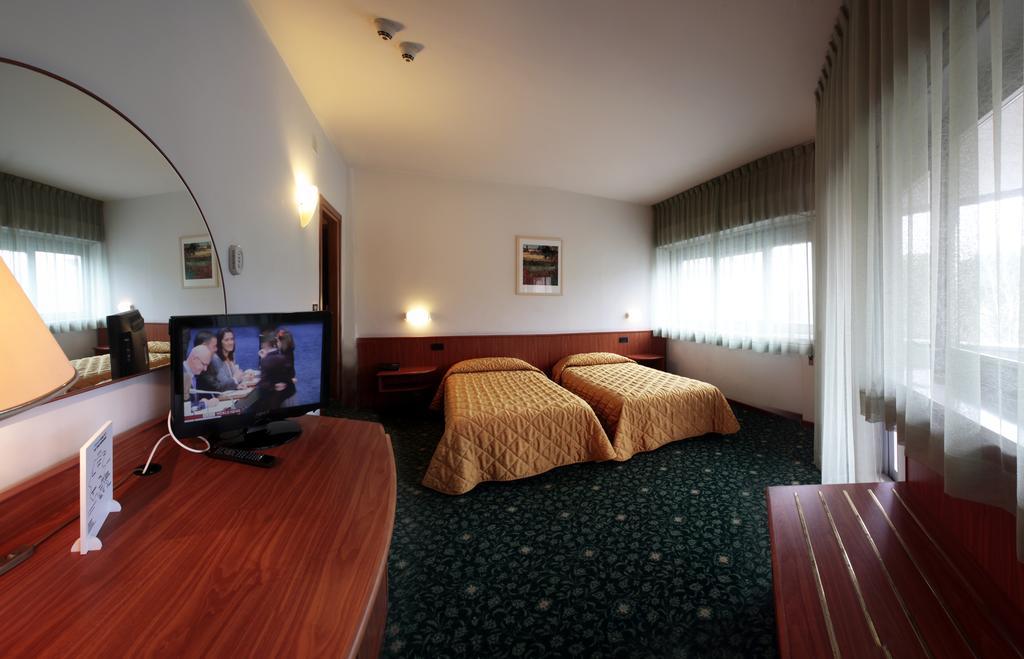 Hotel Cristallo Удине Екстериор снимка
