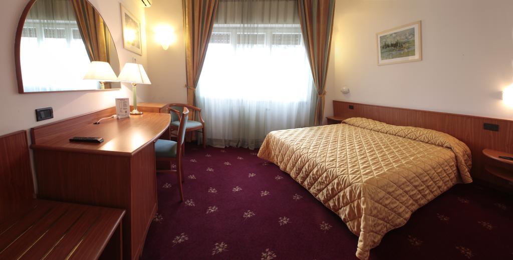 Hotel Cristallo Удине Екстериор снимка